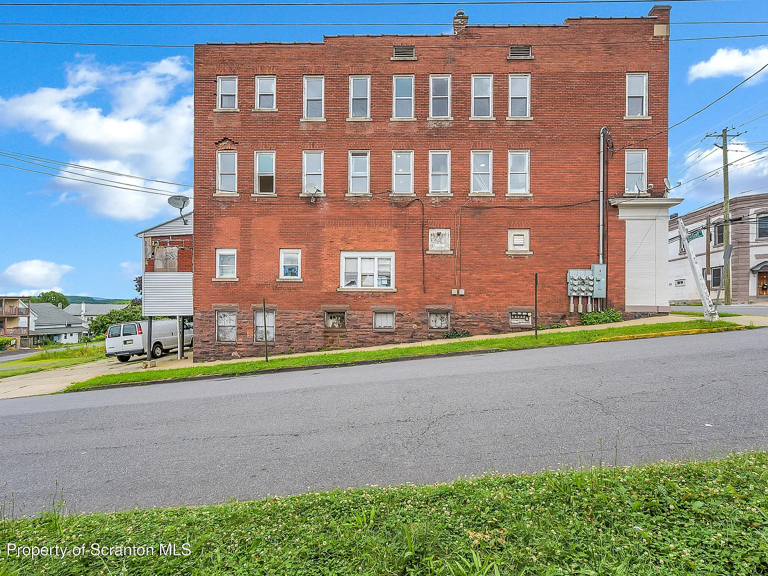 4 bed, 1.0 bath, 1271 sqft, $1,495 — Photo 3