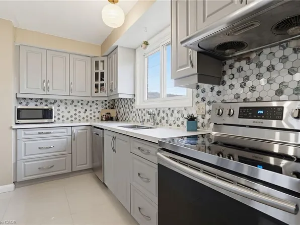 55 Yarmouth Ct, Hamilton, ON L8S 3E2