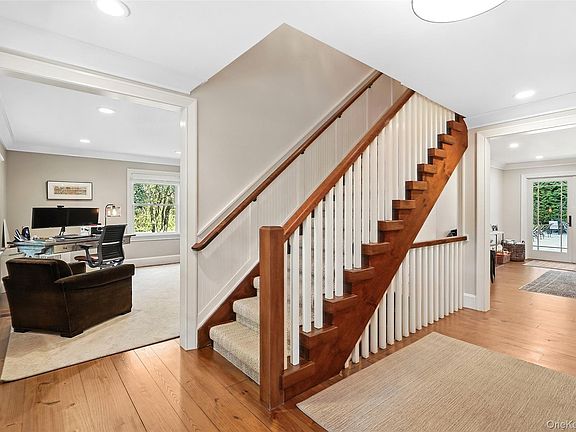 5th image of 548 Anderson Hill Rd