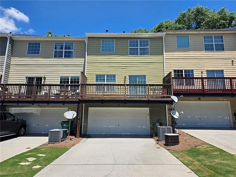 1208 Charleston Ct — Photo 2