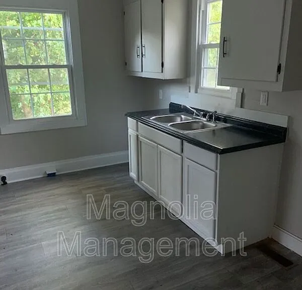 523 Grant St — Photo 4