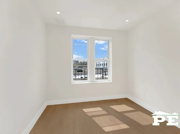 1715 Voorhies Avenue image 22 of 35