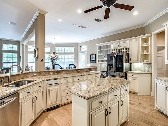 4th image of 916 Parkwood Ct