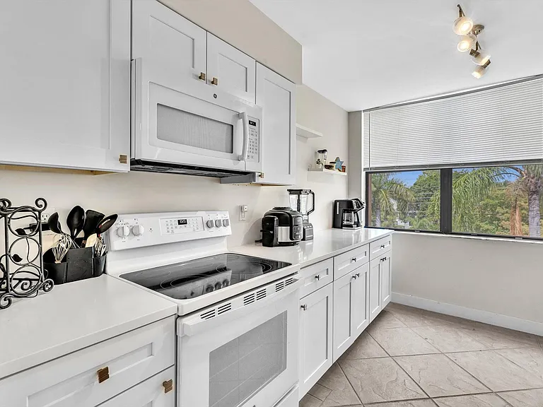 2455 Lindell Blvd #3401 — Photo 18