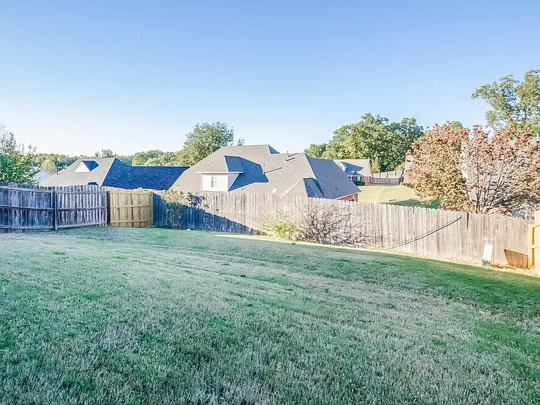 1146 Warwick Pl — Photo 14