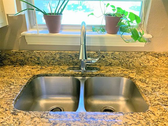 5th image of 616 Jardin Dr