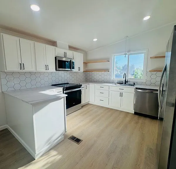 692 NW 15th St — Photo 7