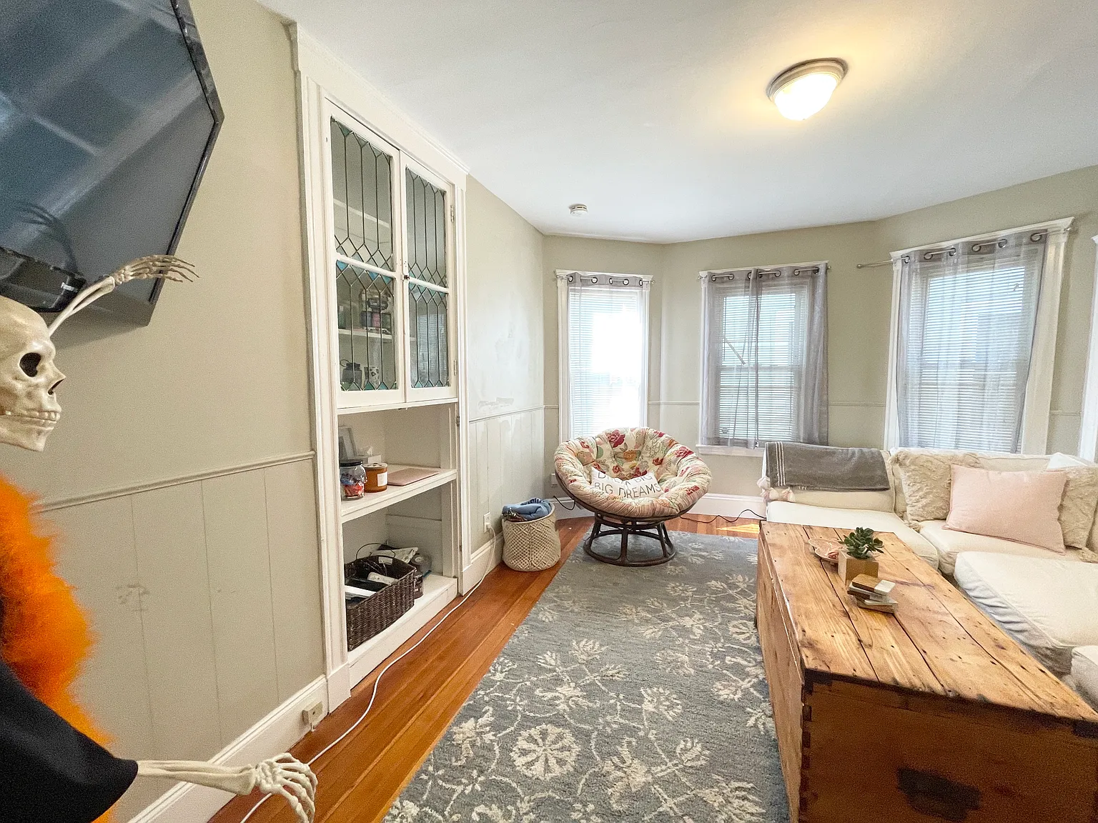 4 bed, 9999 sqft, $3,600 — Photo 3