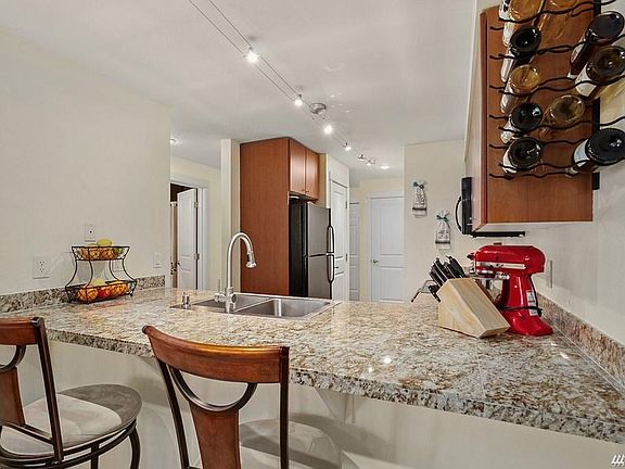 5th image of 11229 NE 128th St #302