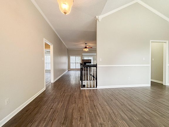 4th image of 205 Spring Valley Dr