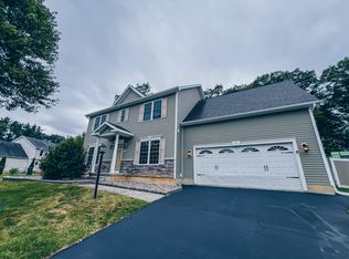 4 Elizabeth Ct, Clifton Park, NY 12065