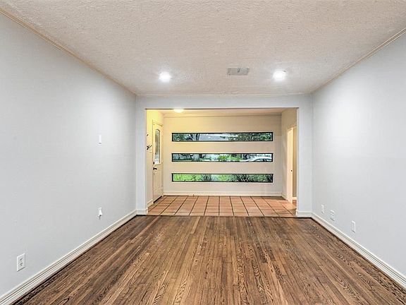 5th image of 909 W 15th 1/2 St