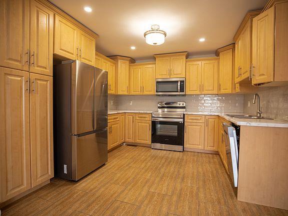 5th image of 98 Lansdowne Ave #A