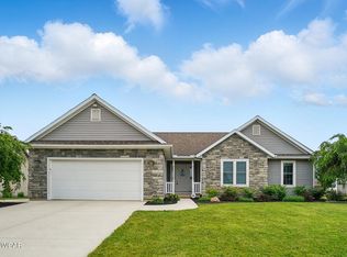 1810 Rosewood Dr, Wapakoneta, OH 45895