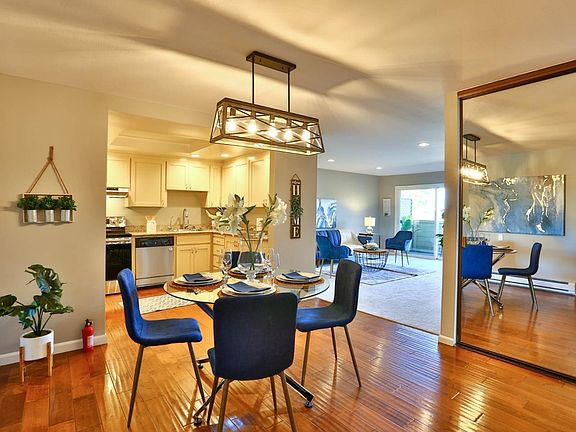 3rd image of 1033 Crestview Dr APT 210