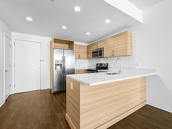 3rd image of 2020 Hudson St #634