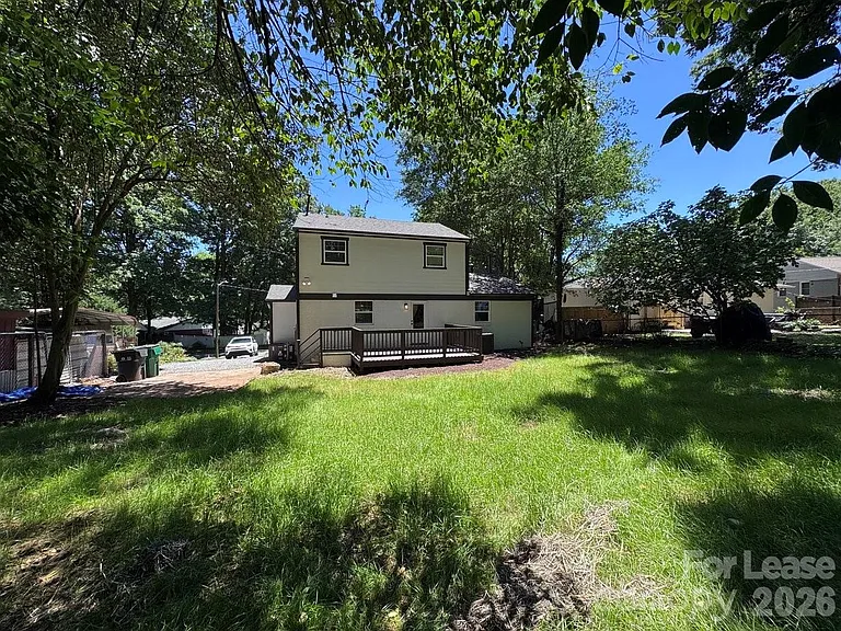 549 Manhasset Rd — Photo 2
