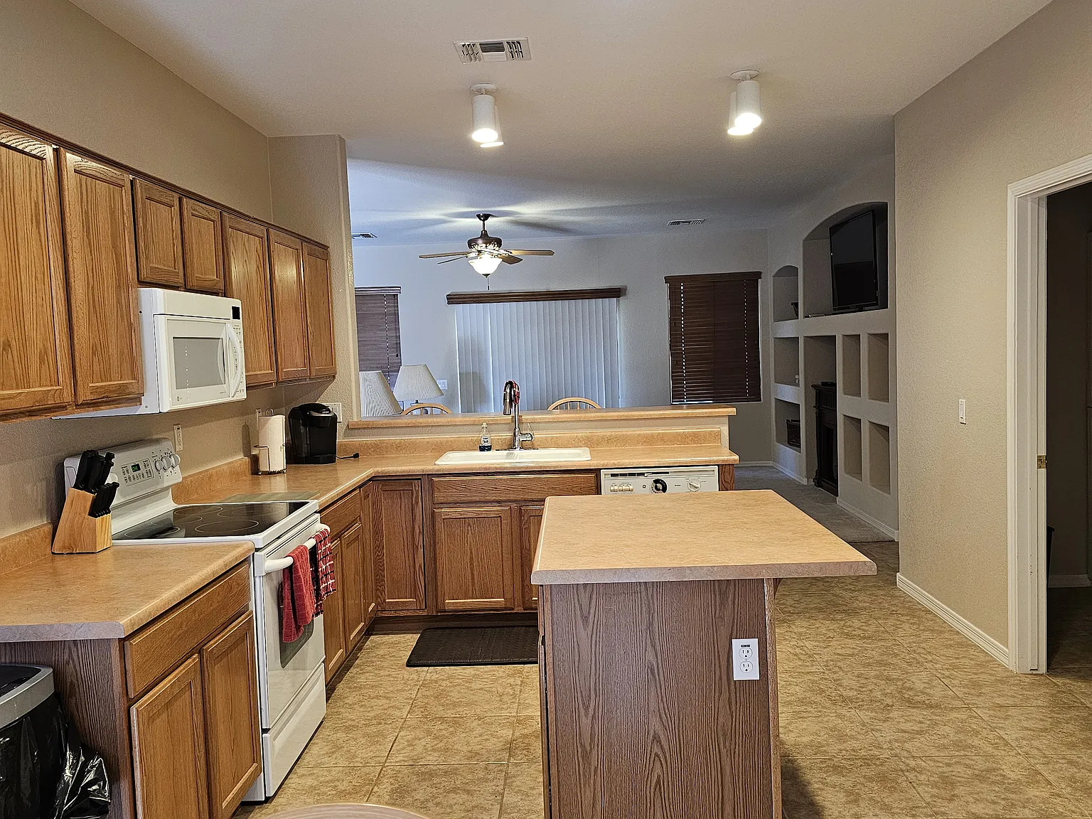 3 bed, 1681 sqft, $2,800 — Photo 3