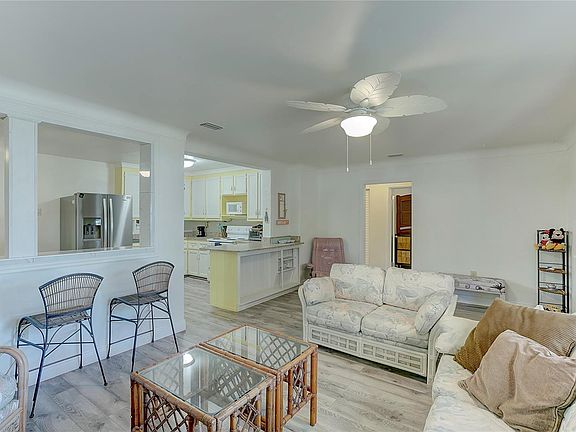 3rd image of 2211 Bay St