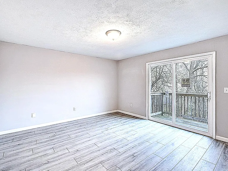 1004 Derwood Ct — Photo 2