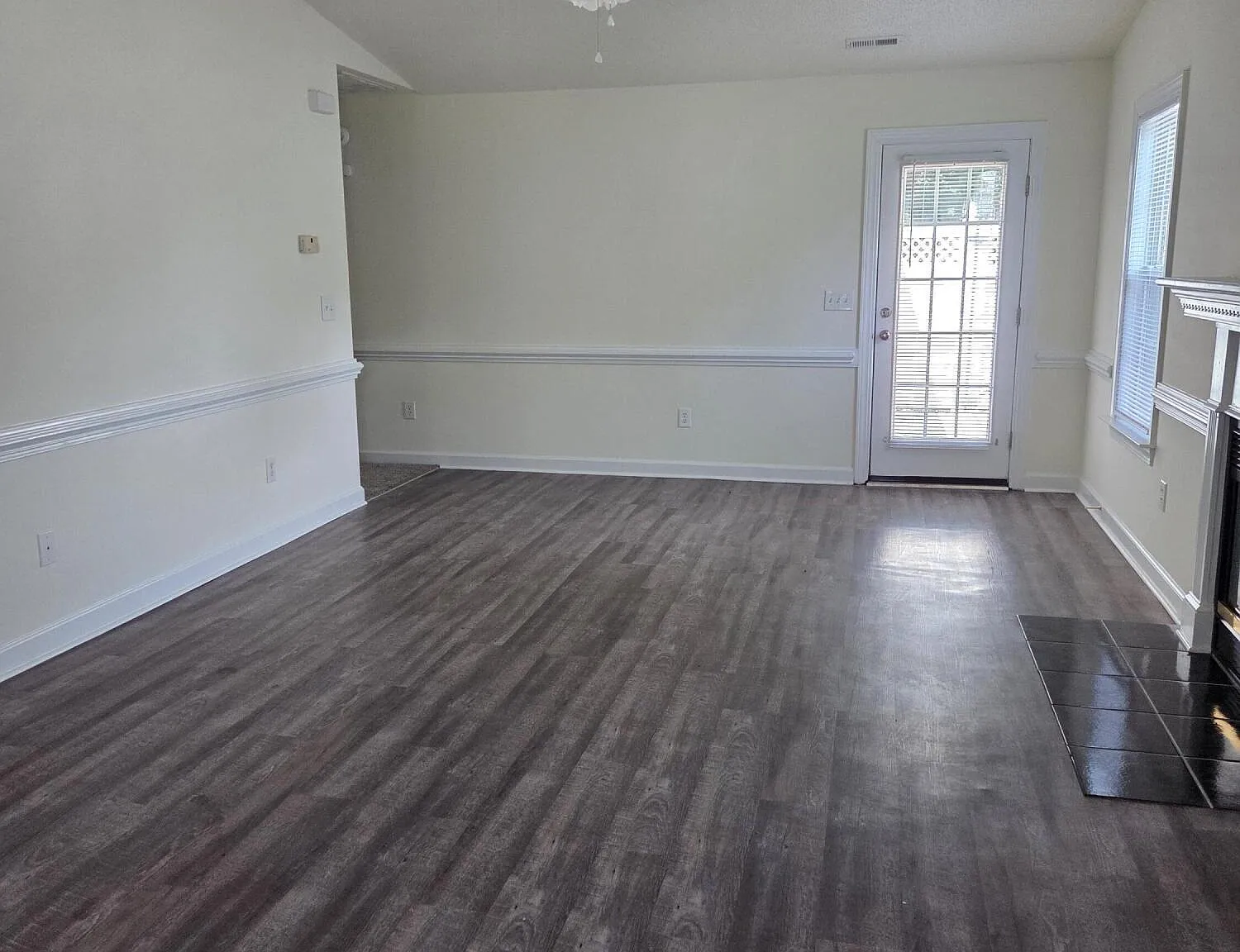 3 bed, 2.0 bath, 1302 sqft, $1,530 — Photo 3