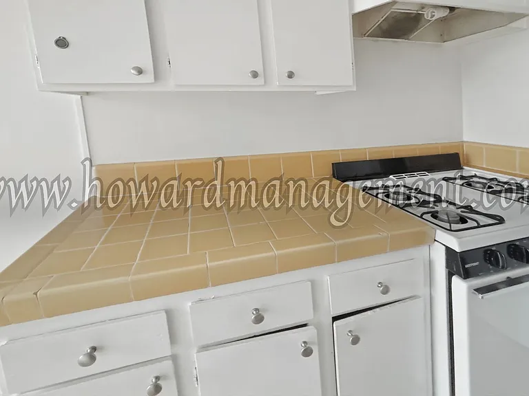 Wilshire Mediterranean Apartments — Photo 4