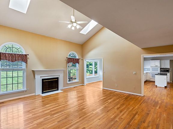 4th image of 8326 Hambletonian Dr