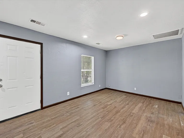 601 Royal St — Photo 11