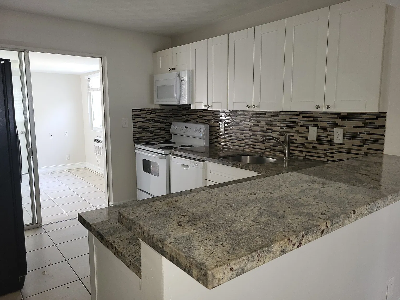 3 bed, 1232 sqft, $3,400 — Photo 3