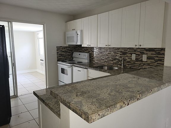 3rd image of 1031 NE 23rd Pl