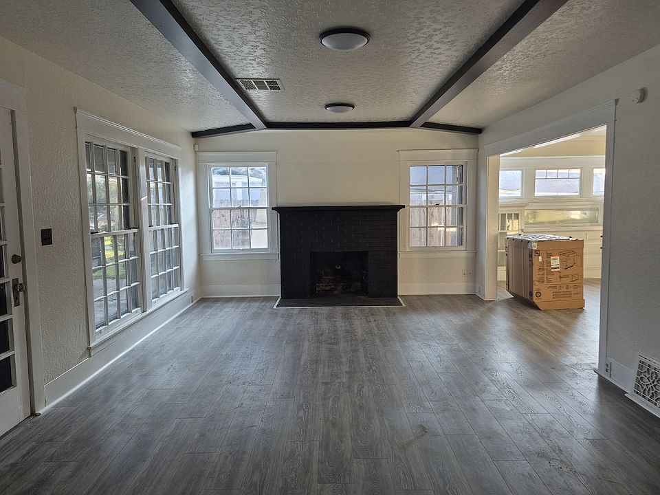 1st image of 567 E Putnam Ave