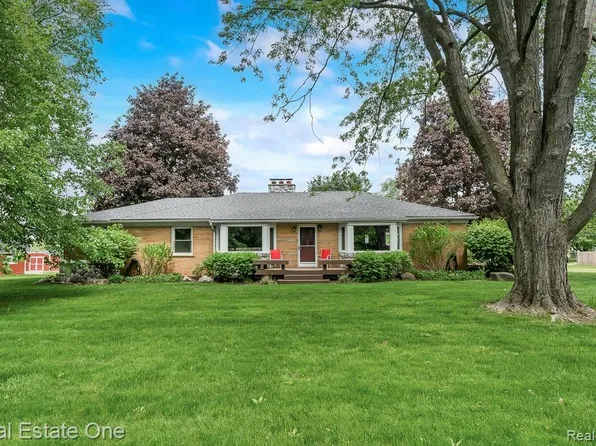 241 E Gunn Rd, Rochester, MI 48306
