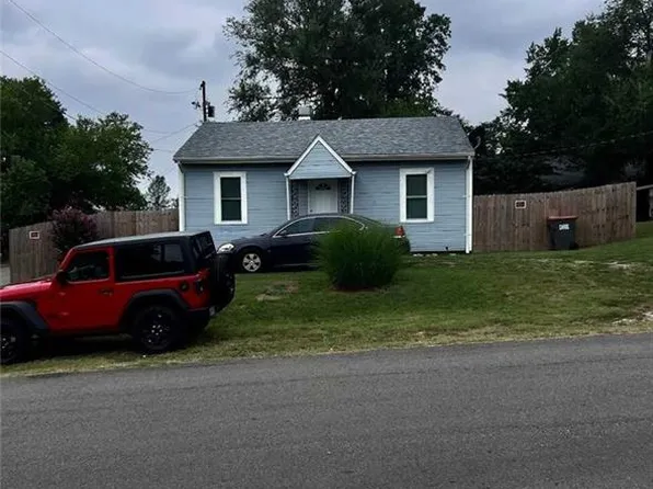 121 E Splitlog St, Goodman, MO 64843