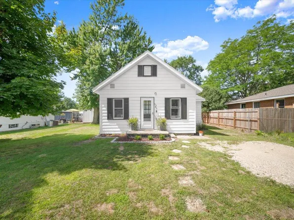 3283 McCracken St, Norton Shores, MI 49441