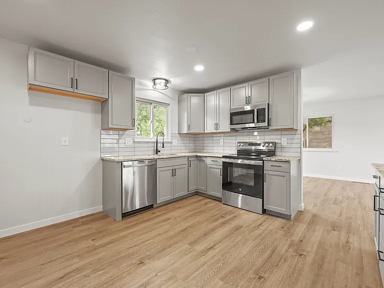3018 Roche Dr N — Photo 10