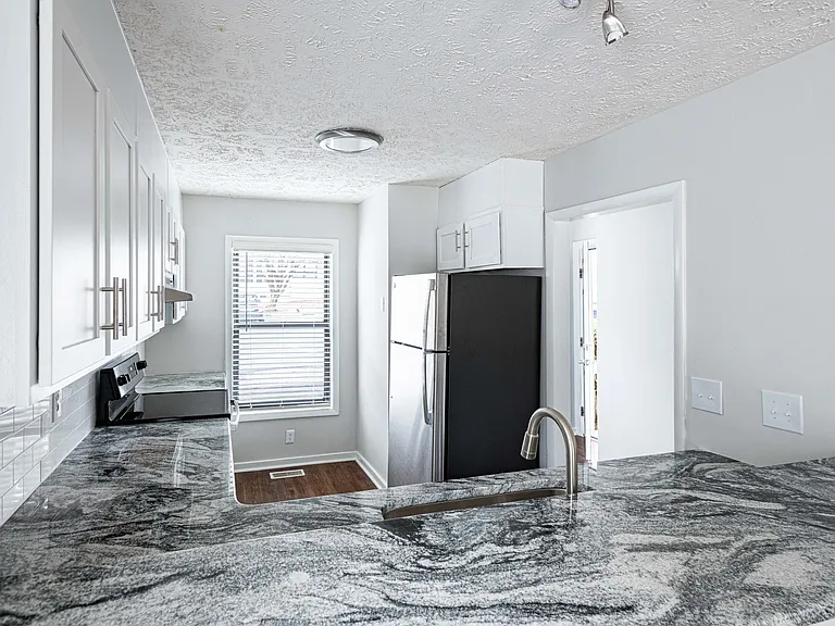 Lakehurst Apartments — Photo 8