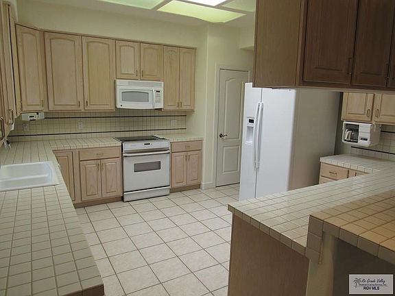 3rd image of 402 Riverview Cir