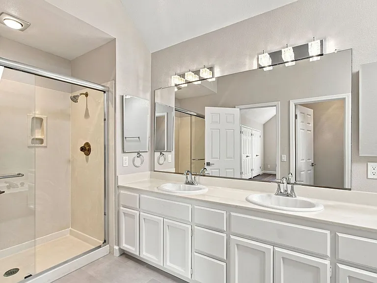 749 Glenborough Dr — Photo 11
