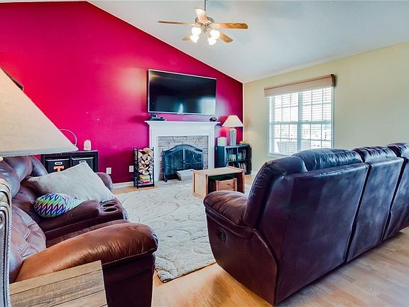 4th image of 49 Aspen Dr