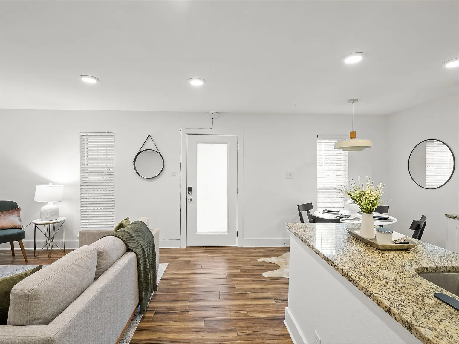 2 bed, 1.0 bath, 789 sqft, $1,250 — Photo 3