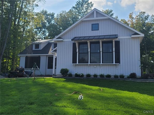 9498 N Pendergast Rd, Lysander, NY 13135
