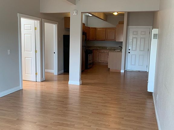 5th image of 939 University Ave APT 205