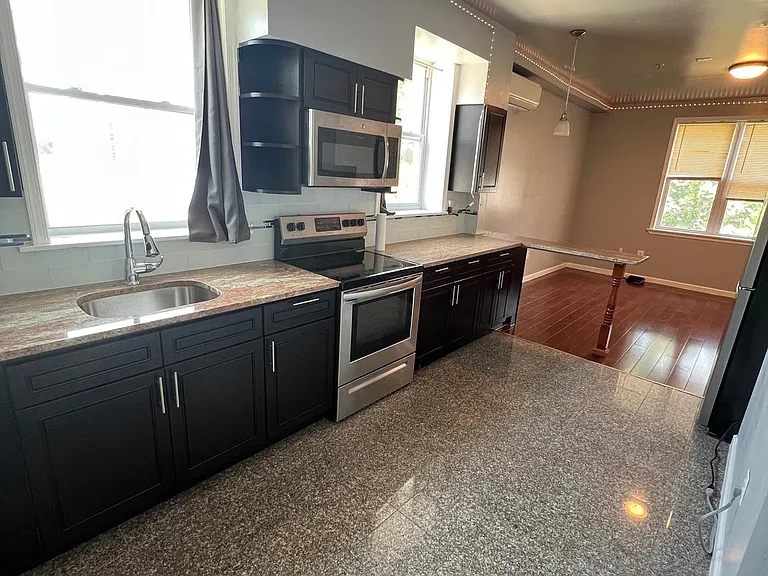 631 N 11th St #2R — Photo 3
