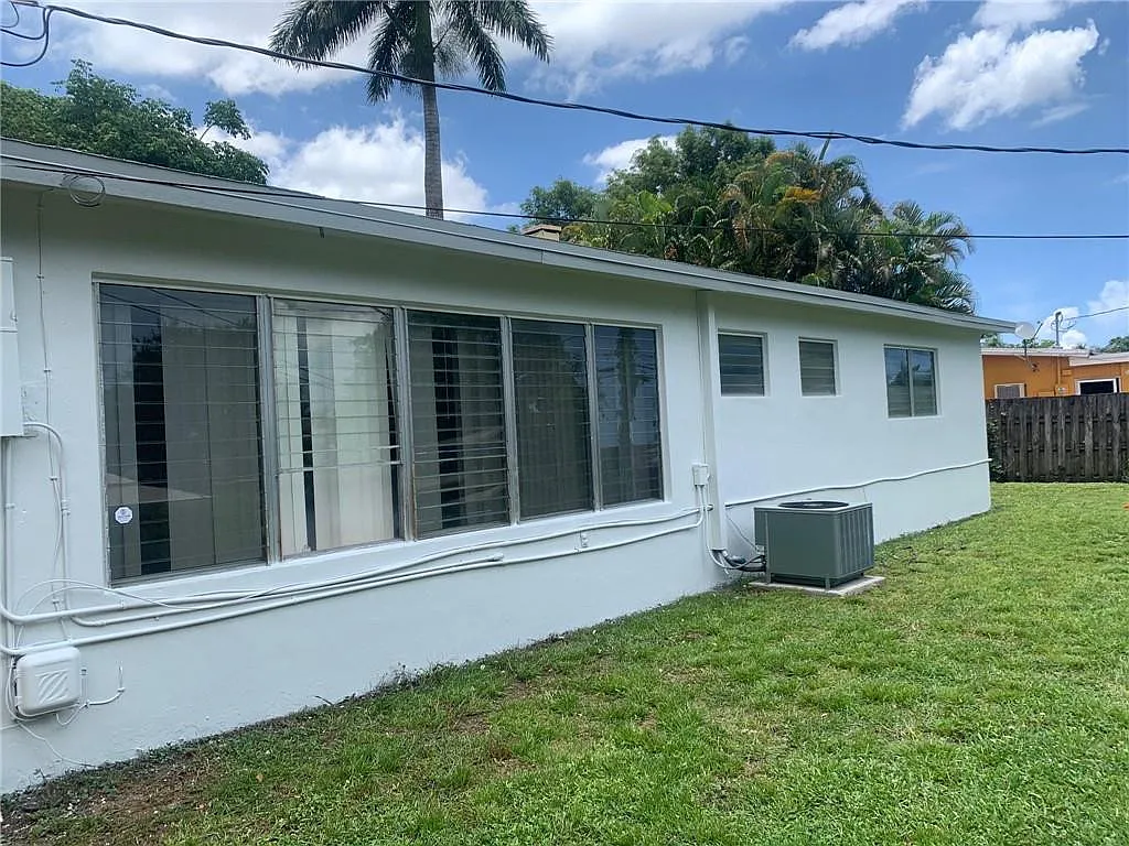 3 bed, 2.0 bath, 1292 sqft, $2,950 — Photo 2