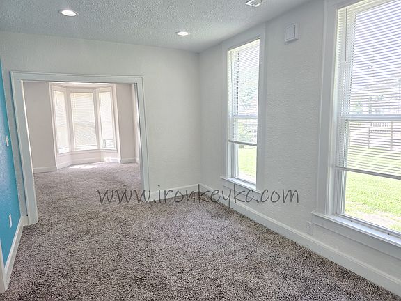 5th image of 2602 Essex Ave