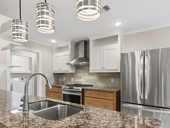 4th image of 402 Magnolia Ln