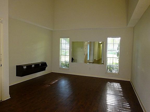 3rd image of 1336 Town Cir