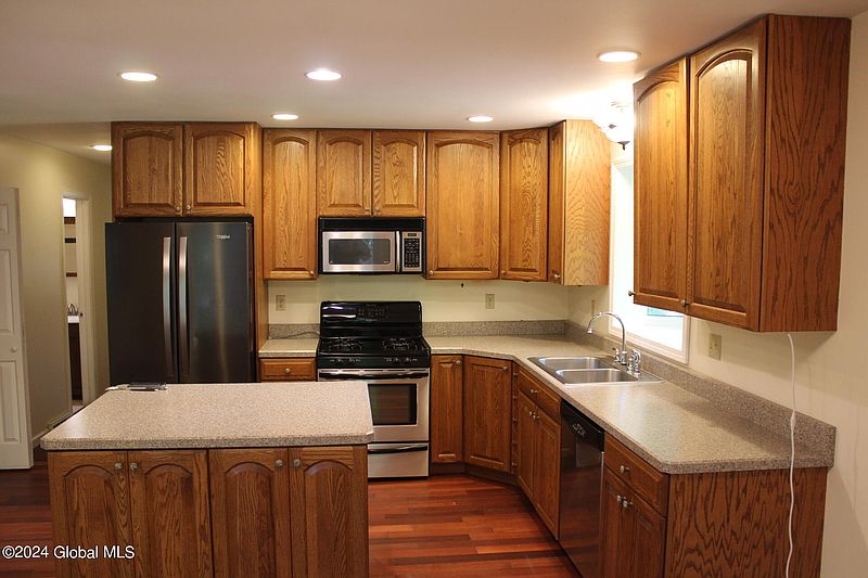 4th image of 161 Excelsior Avenue