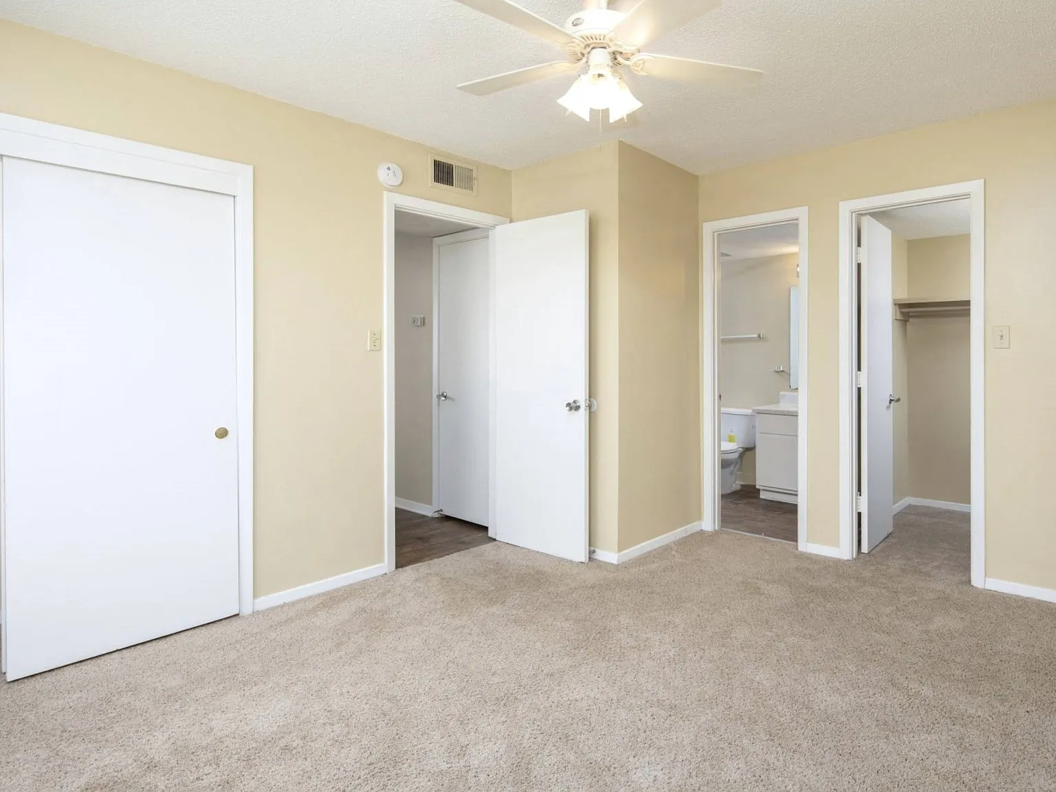 Oak Manor Apartment Homes — Photo 4