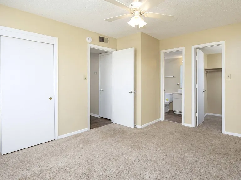 Oak Manor Apartment Homes — Photo 4